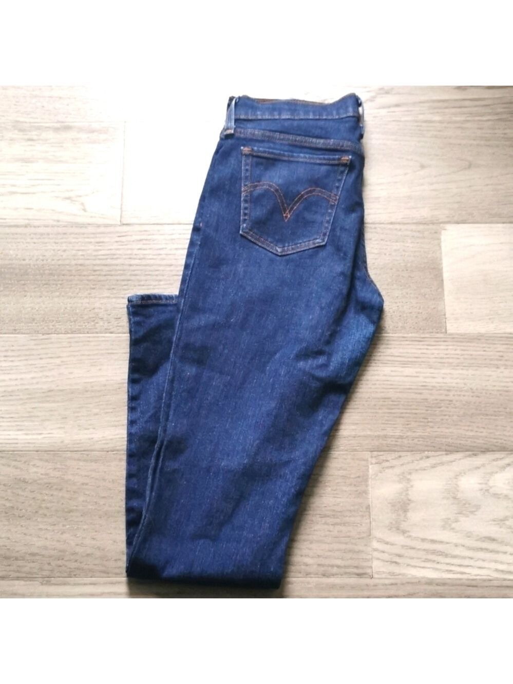 Levi's 414 relaxed straight leg jeans. EUC